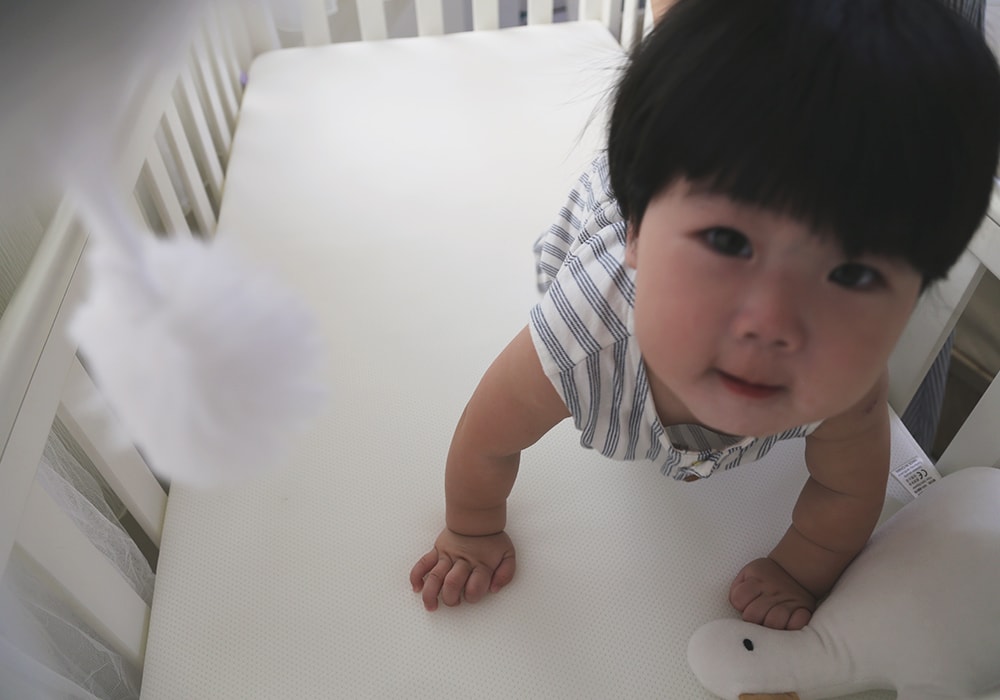 推薦育兒好物,全職媽媽的救星,不是咖啡而是「它」!HugsieBABY透氣水洗抗菌嬰兒床墊,讓寶寶安穩一覺到天亮 - 第20張圖