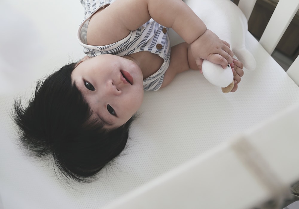 推薦育兒好物,全職媽媽的救星,不是咖啡而是「它」!HugsieBABY透氣水洗抗菌嬰兒床墊,讓寶寶安穩一覺到天亮 - 第5張圖