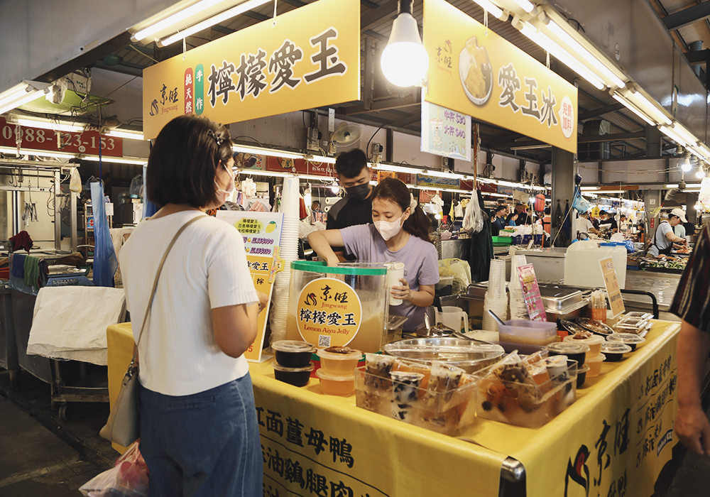 在地人最愛隱藏美食天堂!尚青永康黃昏市場,5間必吃人氣攤位一次收藏!素食河粉、後壁湖生魚片、養生甜湯|免費停車、公廁 - 第36張圖