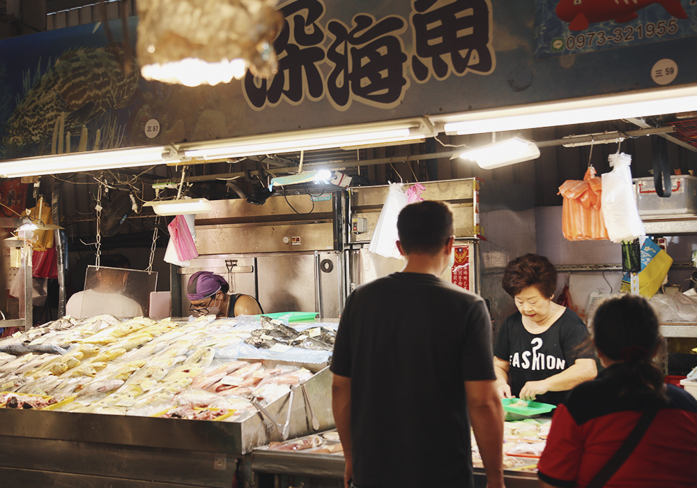 在地人最愛隱藏美食天堂!尚青永康黃昏市場,5間必吃人氣攤位一次收藏!素食河粉、後壁湖生魚片、養生甜湯|免費停車、公廁 - 第50張圖