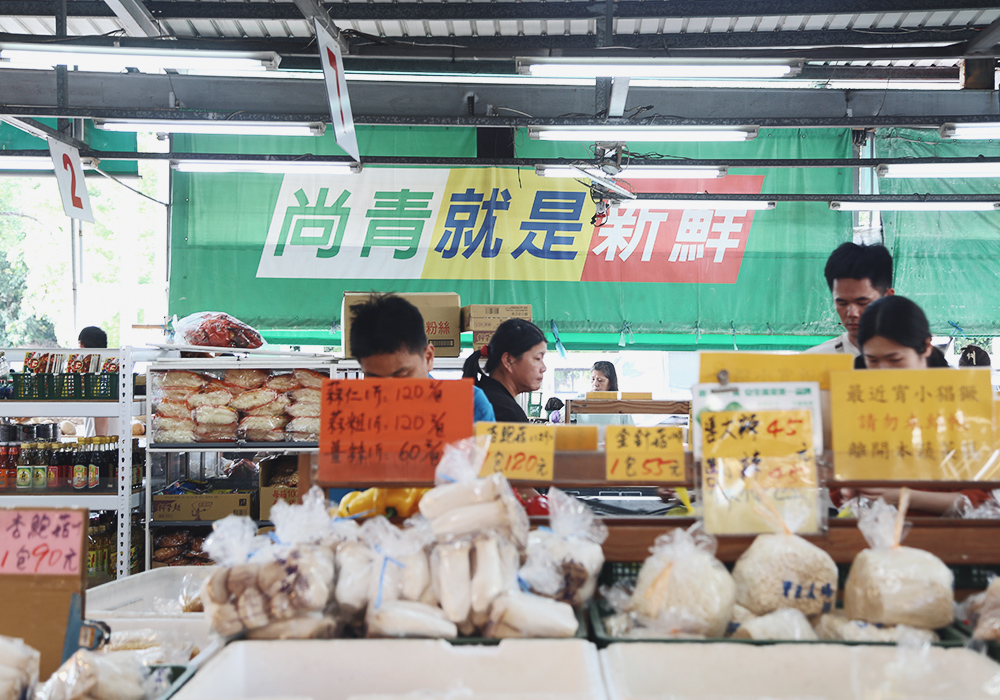 在地人最愛隱藏美食天堂!尚青永康黃昏市場,5間必吃人氣攤位一次收藏!素食河粉、後壁湖生魚片、養生甜湯|免費停車、公廁 - 第4張圖
