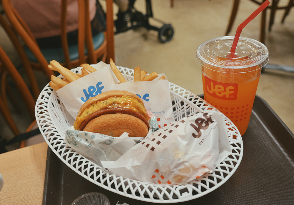 別的地方吃不到！沖繩限定特色「苦瓜漢堡」，炸雞、薯條必點，附菜單｜JEF Burger那霸店