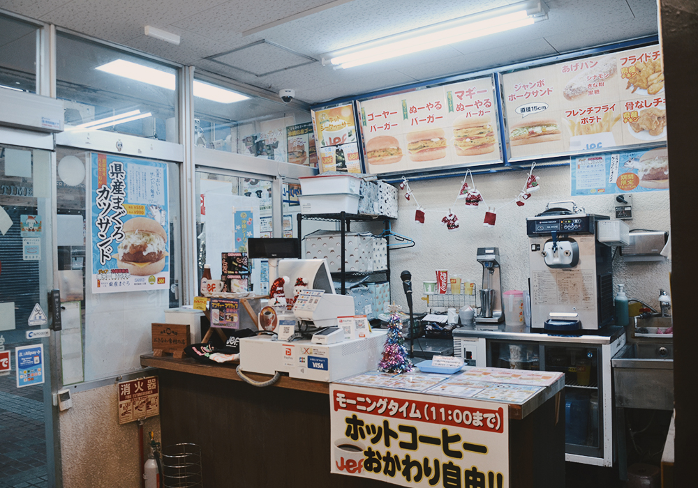 別的地方吃不到！沖繩限定特色「苦瓜漢堡」，炸雞、薯條必點，附菜單｜JEF Burger那霸店