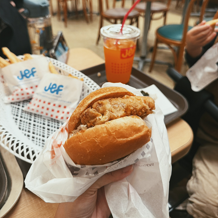 別的地方吃不到！沖繩限定特色「苦瓜漢堡」，炸雞、薯條必點，附菜單｜JEF Burger那霸店