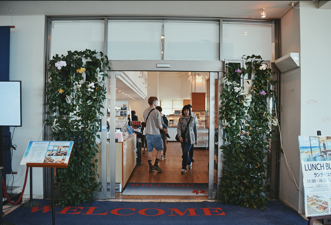 海景第一排太享受！美麗海水族館INOH午餐吃到飽，苦瓜天婦羅、沖繩麵，自助超豐盛，親子友善又好吃！｜美麗海水族館午餐