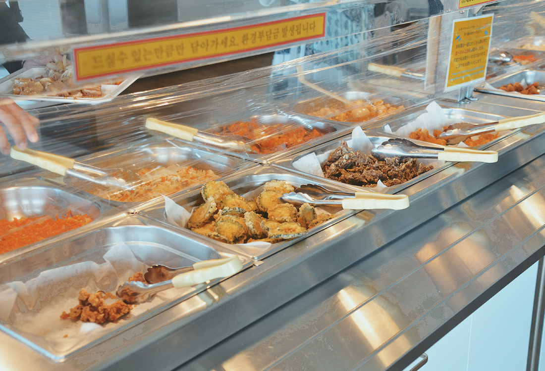 海景第一排太享受！美麗海水族館INOH午餐吃到飽，苦瓜天婦羅、沖繩麵，自助超豐盛，親子友善又好吃！｜美麗海水族館午餐