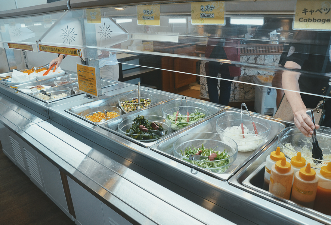 海景第一排太享受！美麗海水族館INOH午餐吃到飽，苦瓜天婦羅、沖繩麵，自助超豐盛，親子友善又好吃！｜美麗海水族館午餐